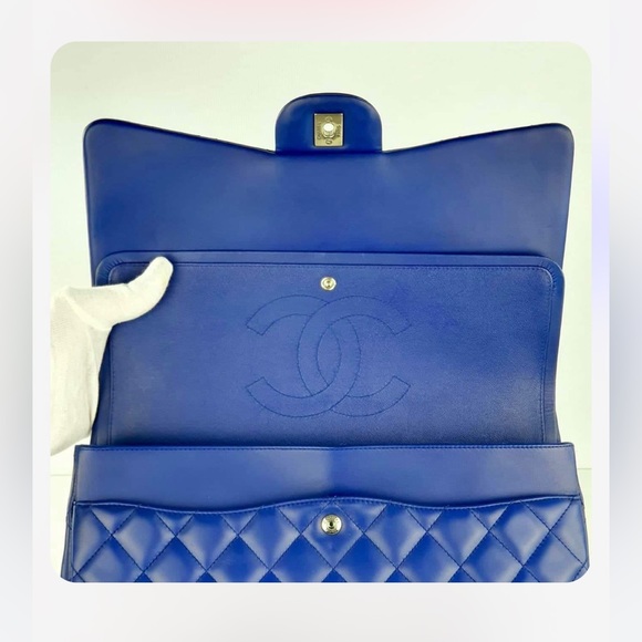 CHANEL Jumbo Classic Double Flap Bag in Cobalt Blue Lambskin - Picture 4 of 13